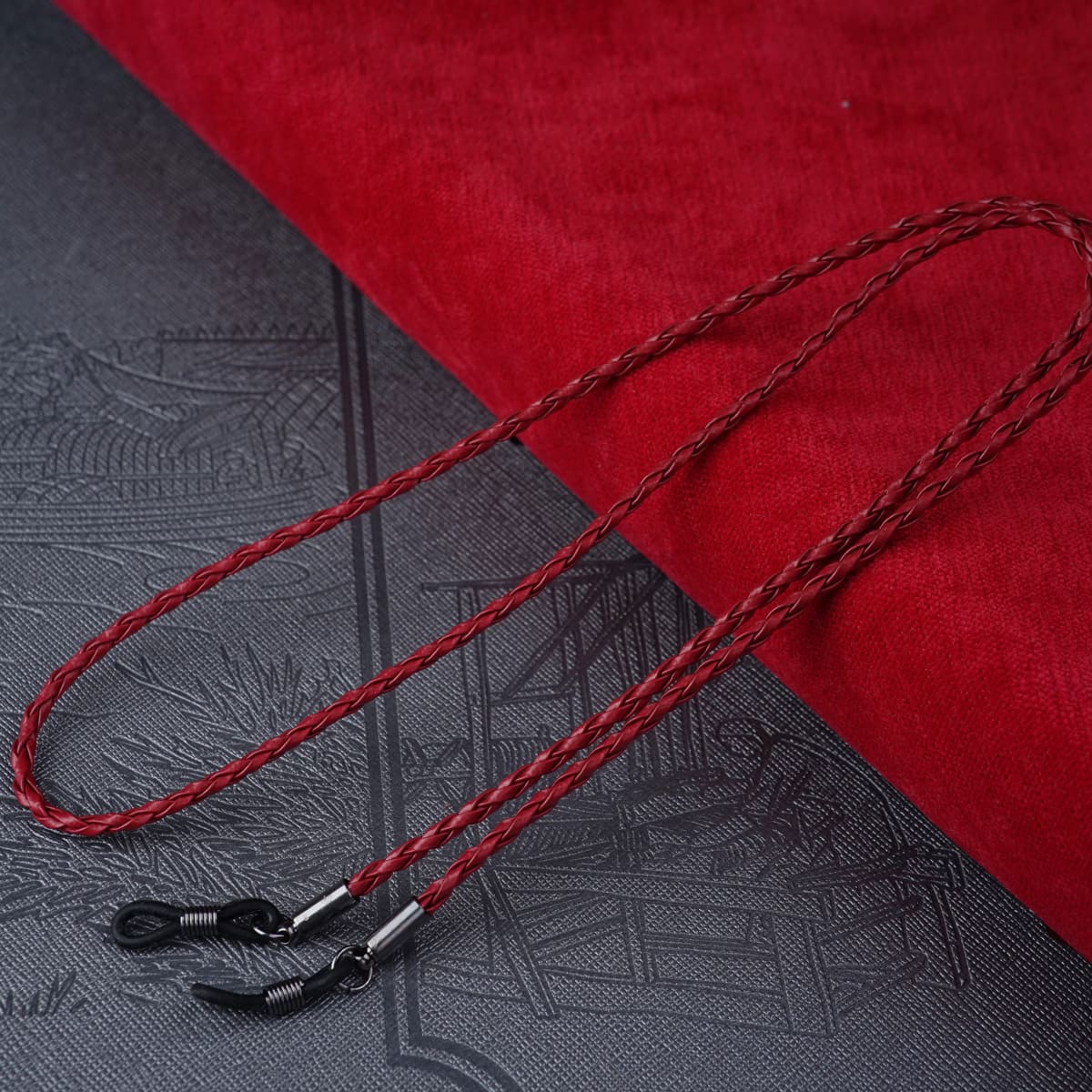 Attache lunette de soleil rouge