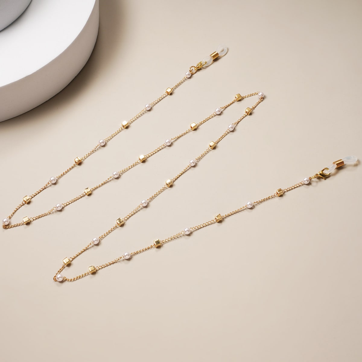 chaines a lunettes en perles or et blanc