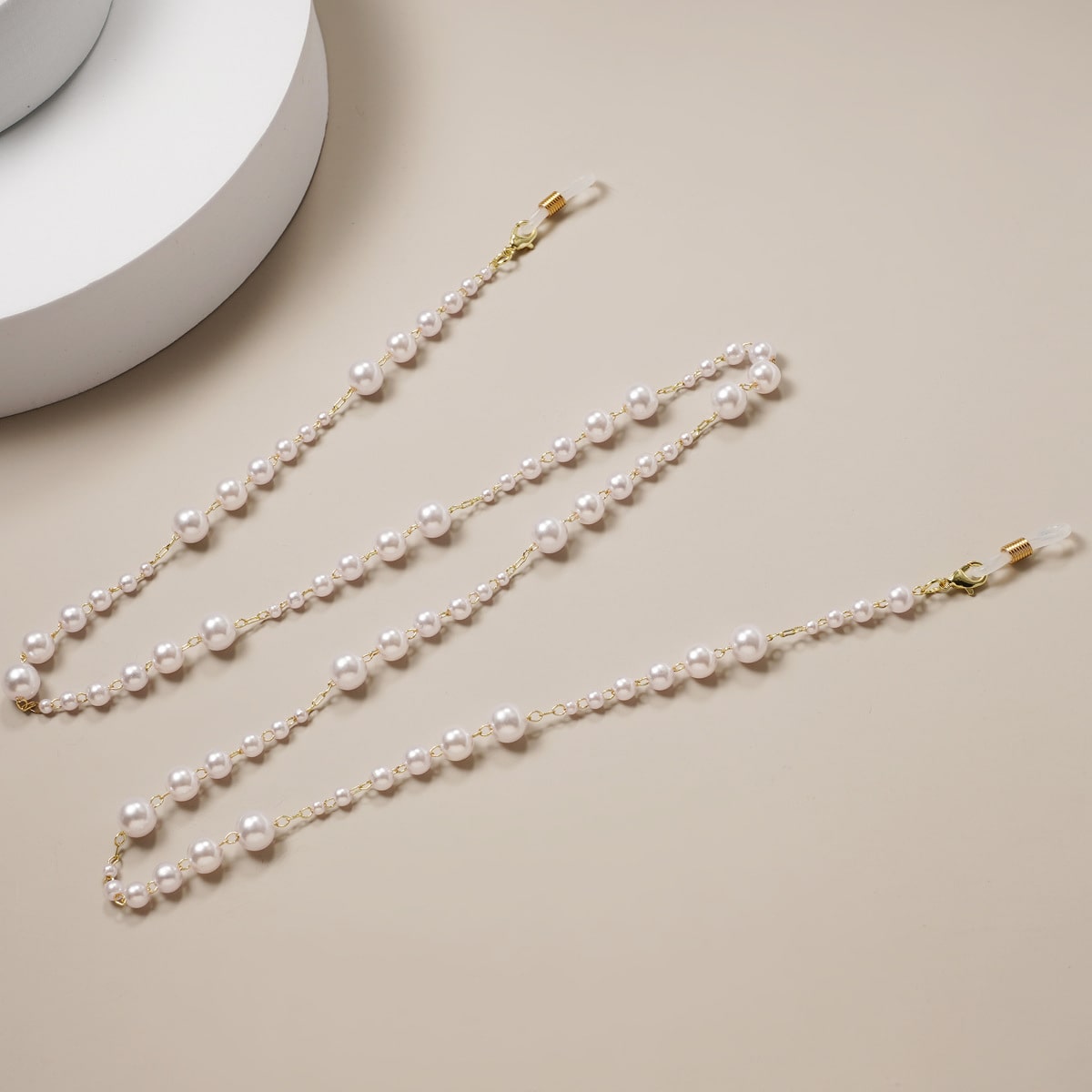 chaines a lunettes en perles blanches